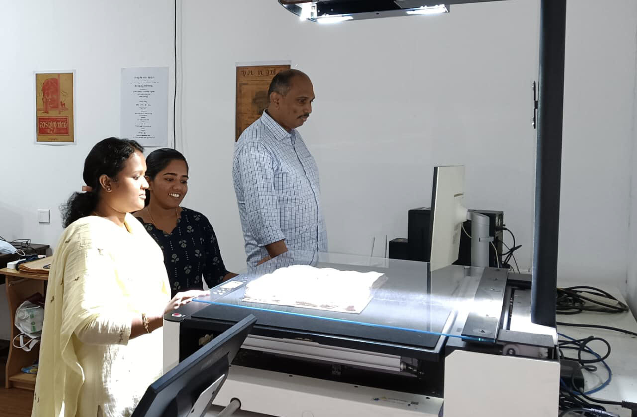 എറണാകുളം സെൻ്ററിൽ പുസ്തകം ഡിജിറ്റൈസ് ചെയ്യുന്നു